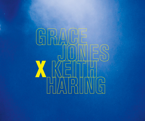 Text "Grace Jones x Keith Haring" auf dem blauen Hintergrund