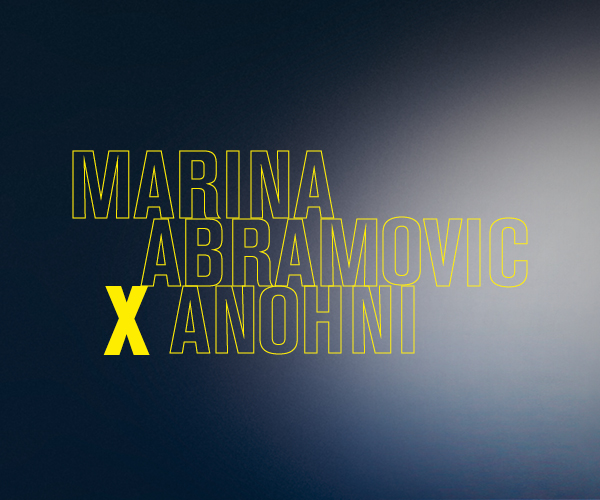 Text "Marina Abramovic x Anohni" auf dem dunkelblauen Hintergrund